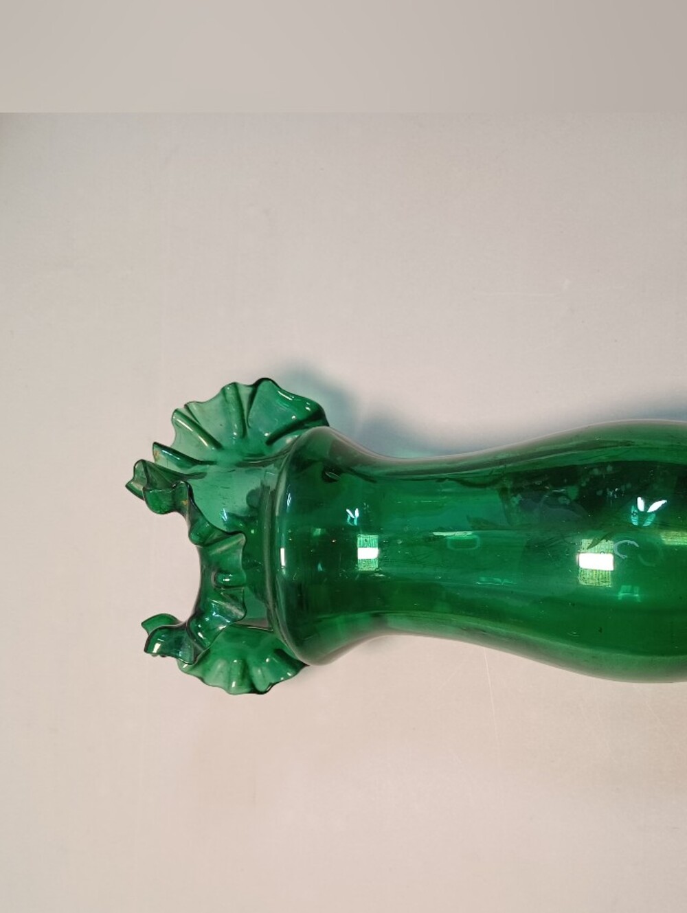 Fenton Style Green Hand-Painted Glass Ruffled Vase Beautiful Victorian Style - Picture 11 of 11